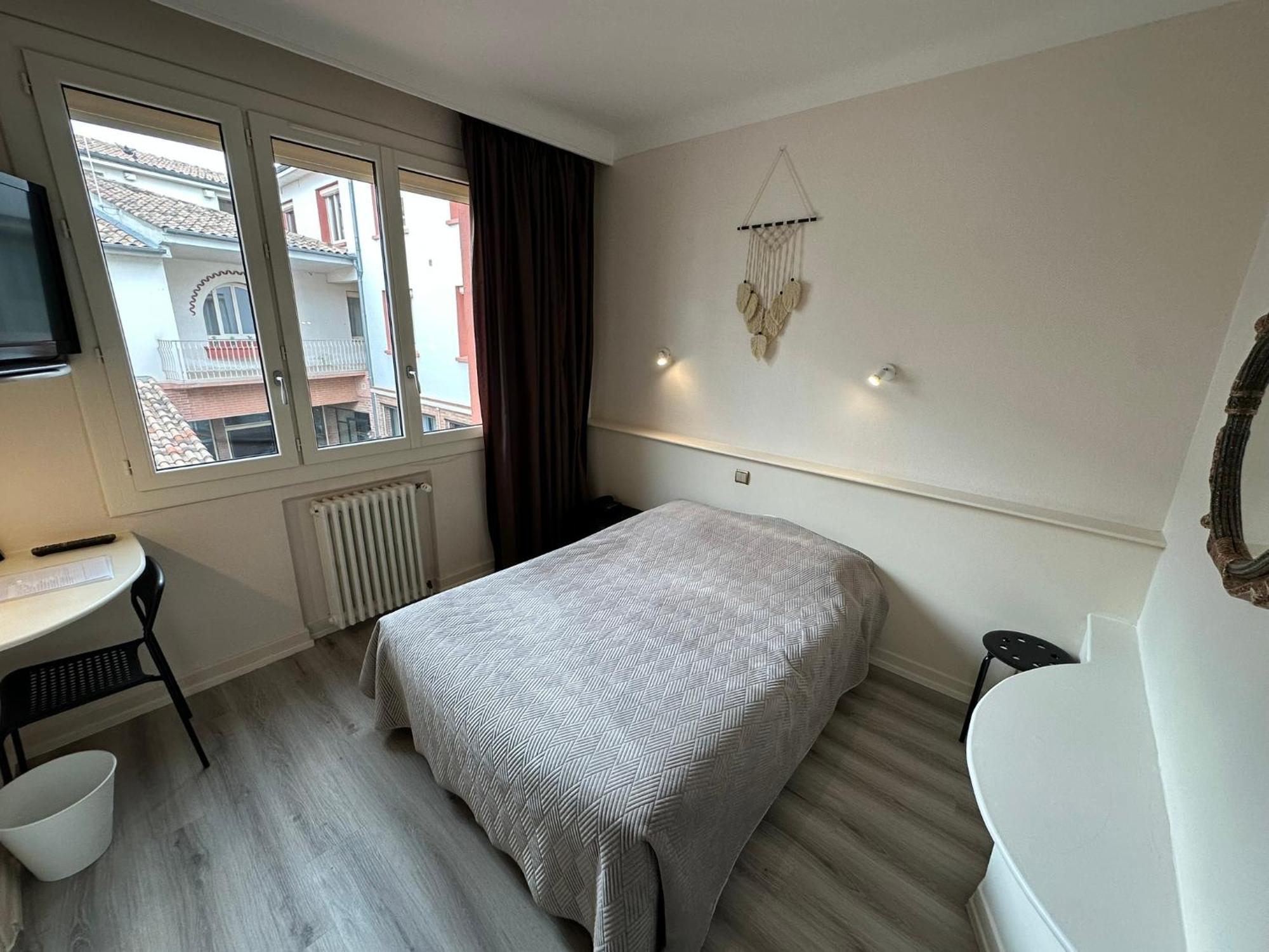 Hotel Chiffre Albi Quarto foto